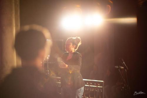 Jessica Orcel en train de diriger le chœur