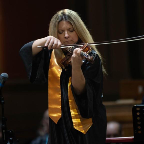 Nos choristes ont du talent, Isabelle violoniste