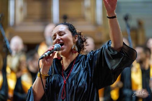 La cheffe de chœur en solo